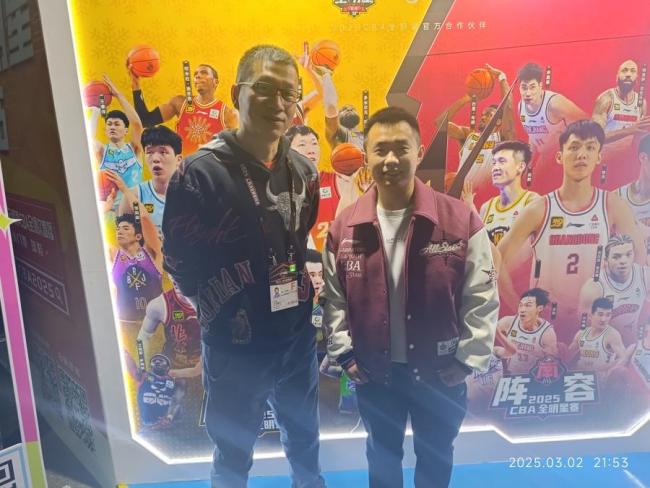 当年被姚明托举的孩子回来了 24年后重逢姚明