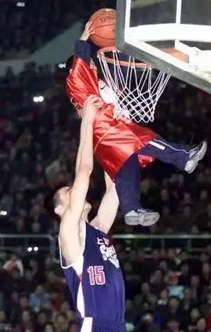 当年被姚明托举的孩子回来了 24年后重逢姚明