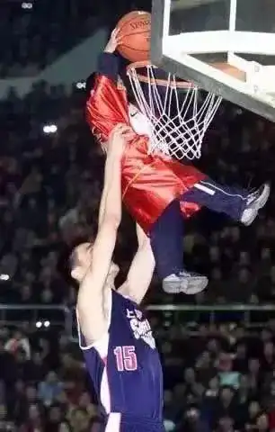 姚明回国干了什么_替姚明出头_当年被姚明托举的孩子回来了