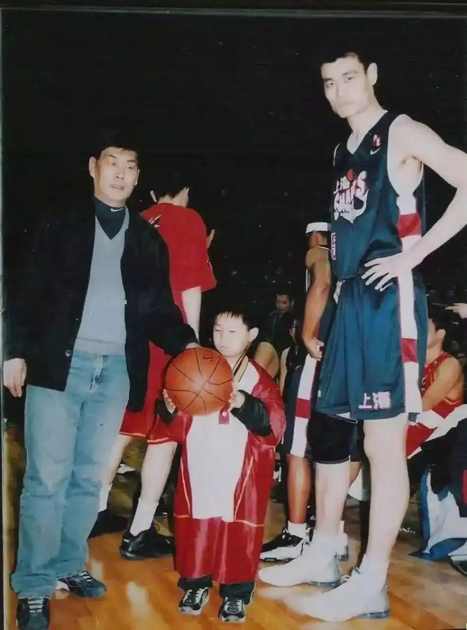 姚明回国干了什么_替姚明出头_当年被姚明托举的孩子回来了