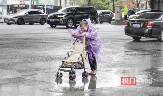 武汉下雪了 网友:单衣换羽绒服 一夜入冬气温骤降20℃