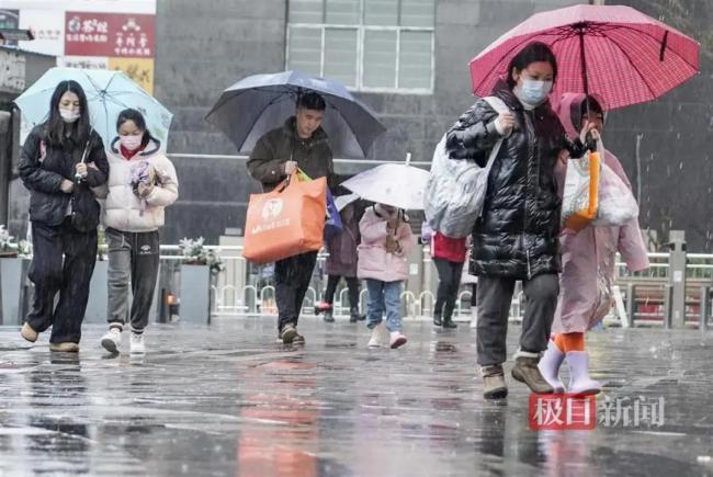 武汉下雪了 网友:单衣换羽绒服 一夜入冬气温骤降20℃