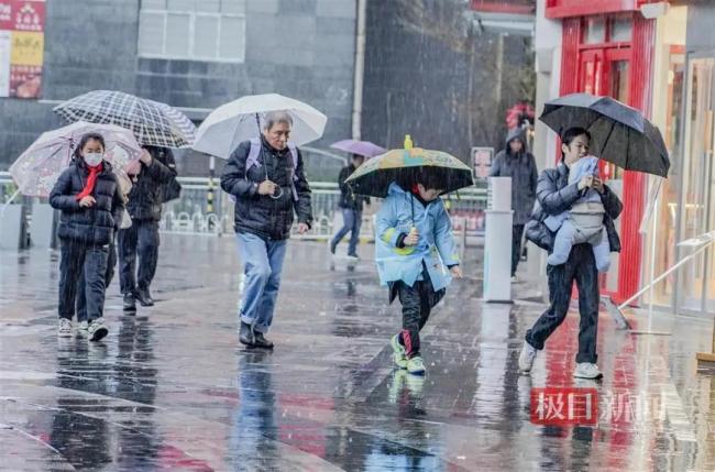 武汉下雪了 网友:单衣换羽绒服 一夜入冬气温骤降20℃