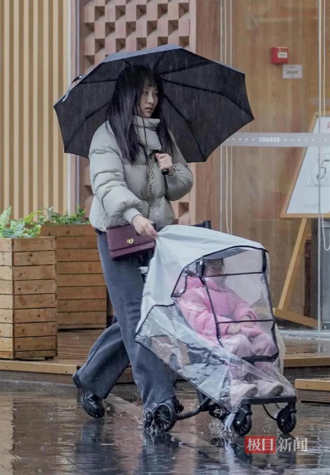 武汉下雪了 网友:单衣换羽绒服 一夜入冬气温骤降20℃