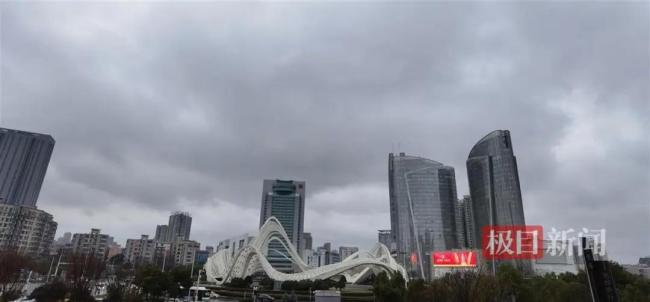 武汉下雪了 网友:单衣换羽绒服 一夜入冬气温骤降20℃