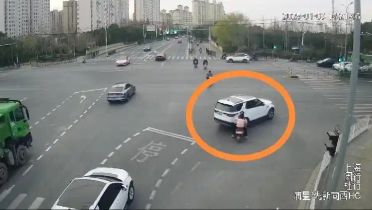 19岁男子因系列“碰瓷”诈骗被刑拘_碰瓷诈骗团伙都是怎么判刑的_碰瓷诈骗团伙