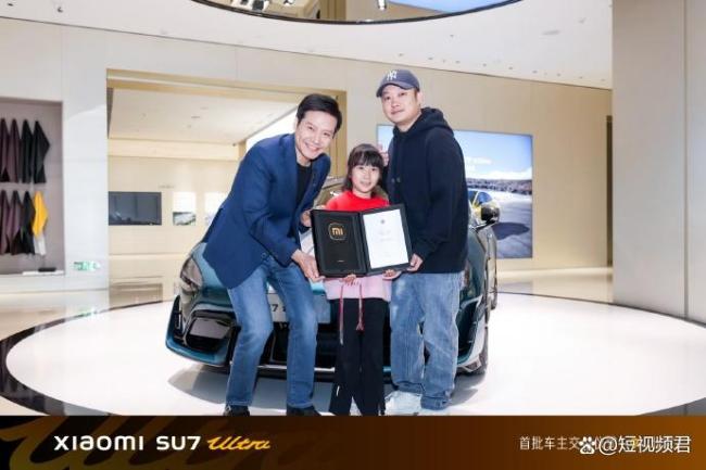 雷军细节满满 屈膝与小女孩拍照