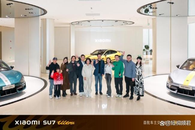 雷军细节满满 屈膝与小女孩拍照 真诚赢得人心