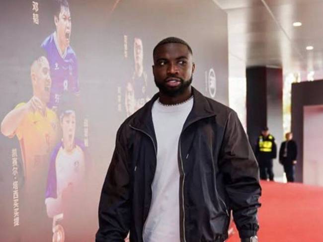 奥斯卡已抵达迪拜 开豪车压马路