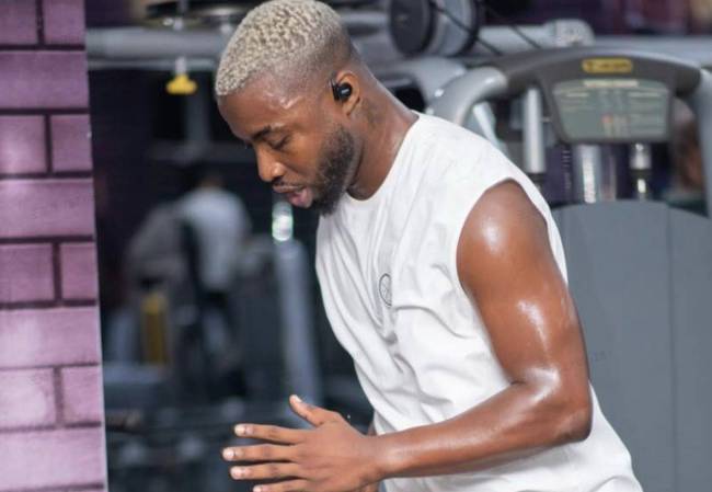 奥斯卡已抵达迪拜 开豪车压马路 归化进展引猜测