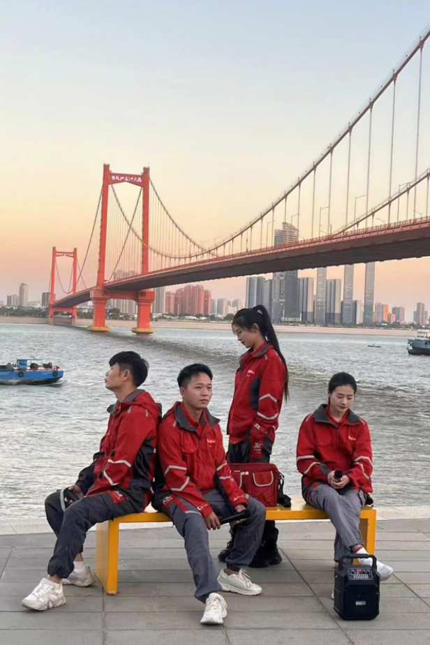 快递员组建“三轮车乐团” 白天送快递晚上唱歌收获10万粉丝