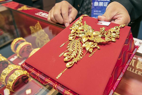 “金包银”疯狂占领县城