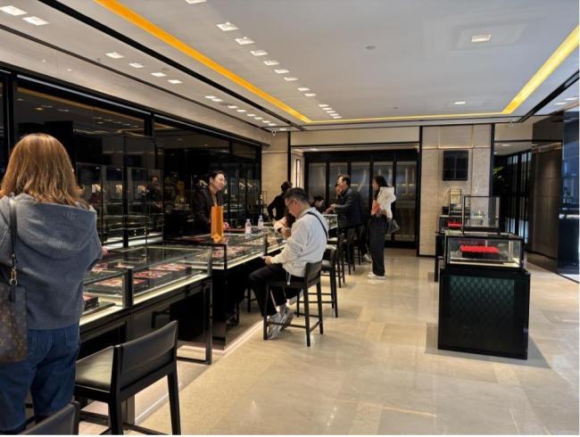 涨价后老铺黄金不排队了