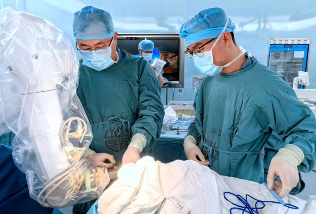 完全截瘫患者在上海走起来了 脑脊接口技术创奇迹