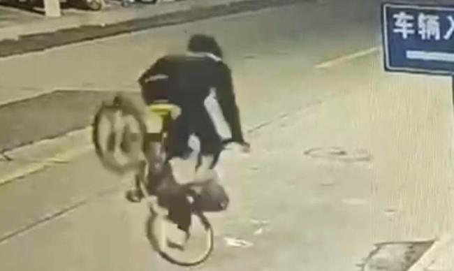 小伙骑车上班与猫咪相撞后摔伤