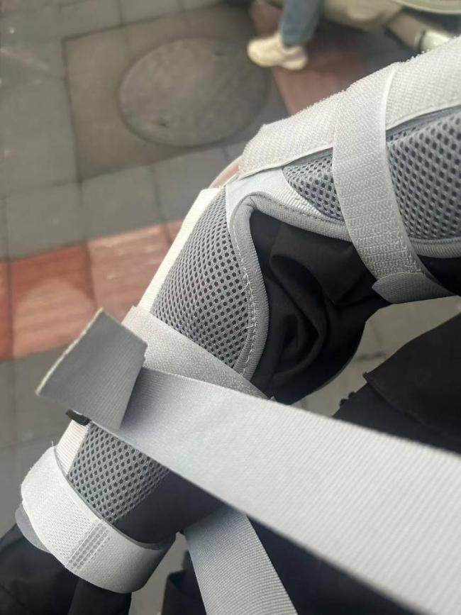 小伙骑车上班与猫咪相撞后摔伤 责任归属引热议