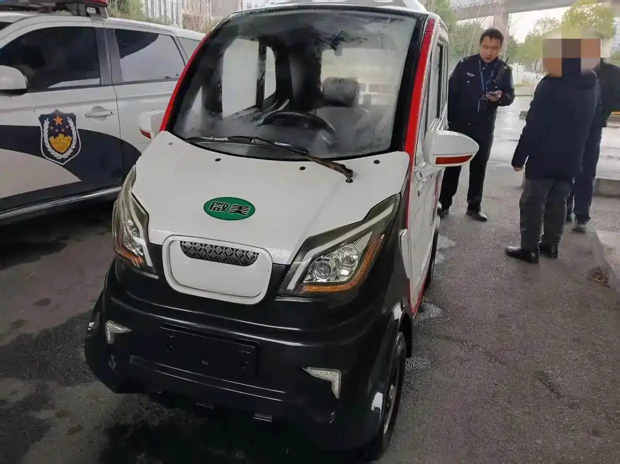 老人开车上路_老人接送孩子的车_老人驾驶女儿送的四轮车上路被查