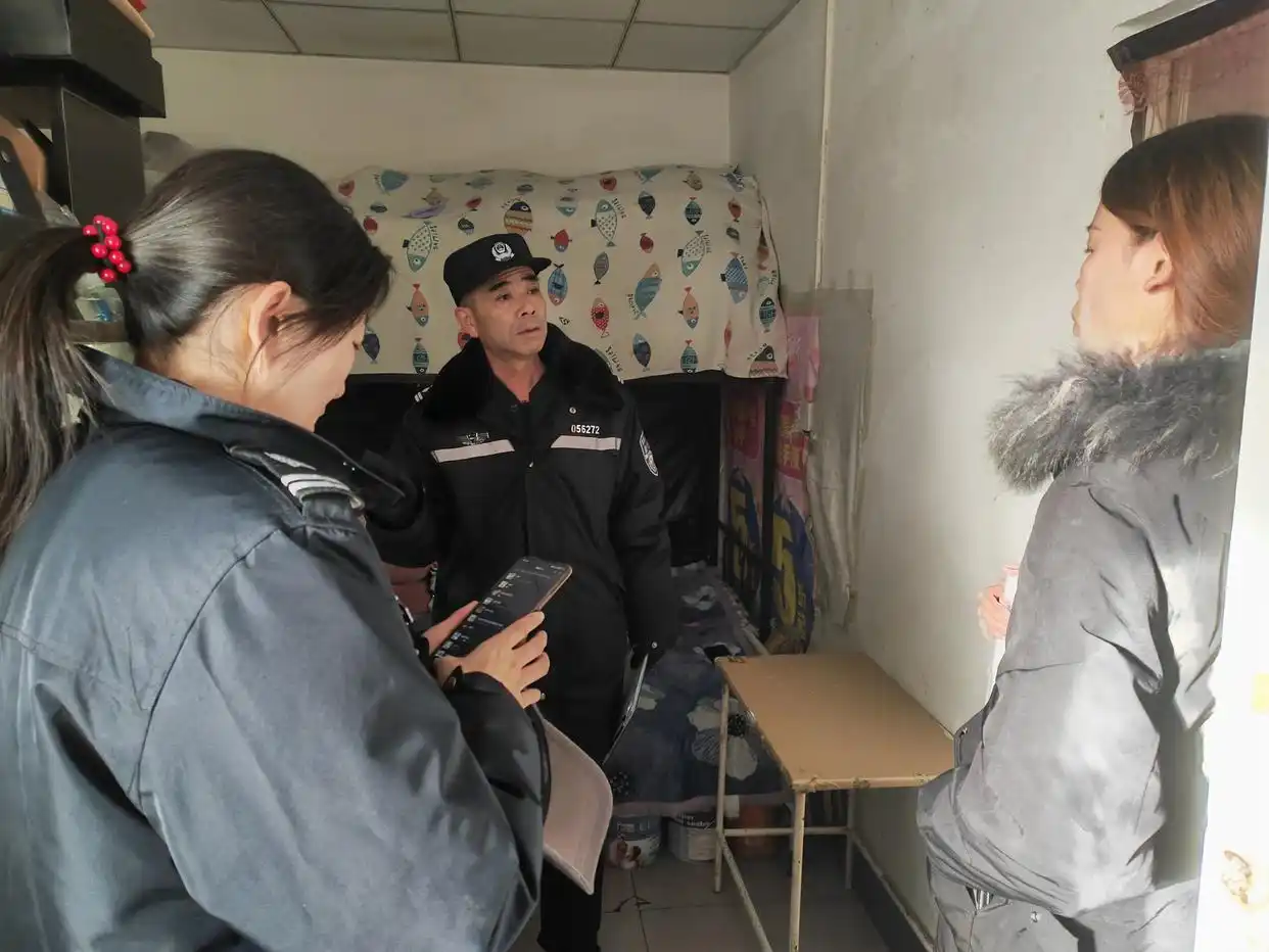 差一年退休的民警跳入冰水救人_退休民警救老人_民警寒冬跳河救落水男子