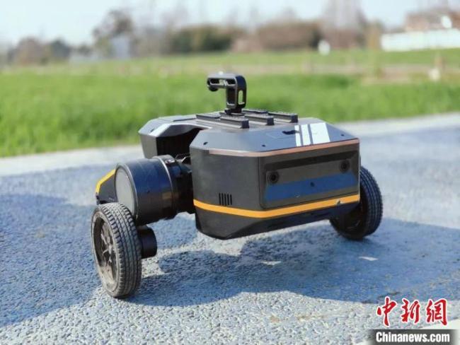 “机器狗”准备种田了 智能巡检助力农业