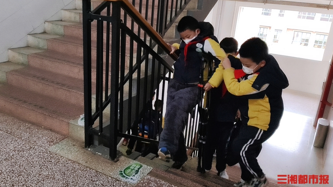 撑着拐杖_拄着拐杖上课_47人“拐杖团”稳稳撑起受伤同学