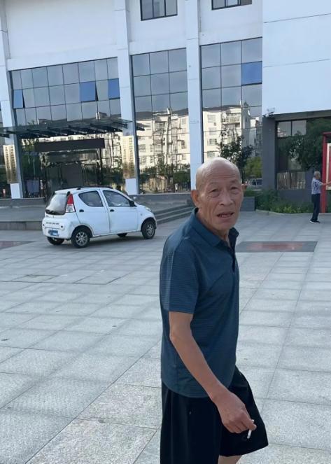 大爷跨省参加亲家葬礼半夜失联 雪上加霜的家庭困境