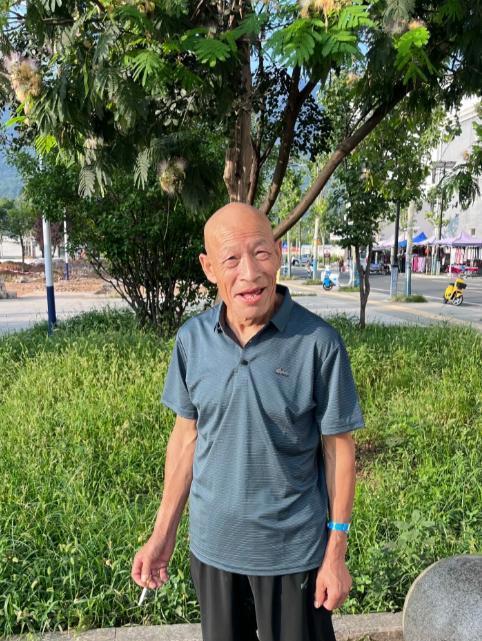 大爷跨省参加亲家葬礼半夜失联 雪上加霜的家庭困境