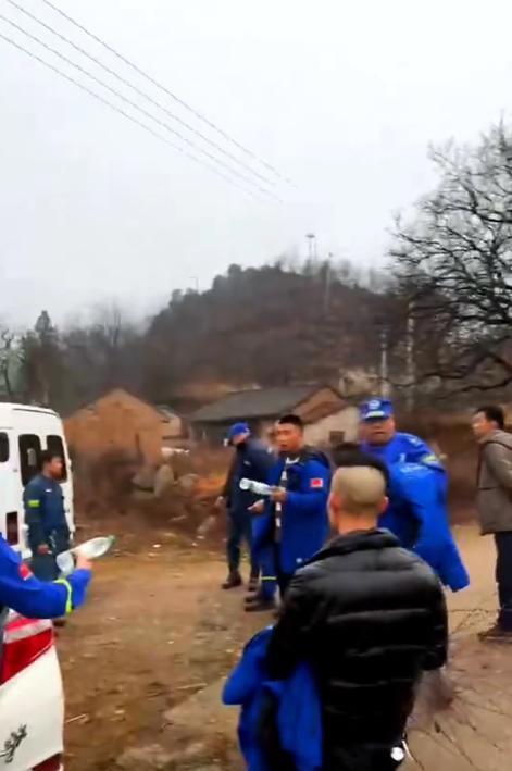 大爷跨省参加亲家葬礼半夜失联 雪上加霜的家庭困境