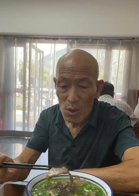 大爷跨省参加亲家葬礼半夜失联 雪上加霜的家庭困境