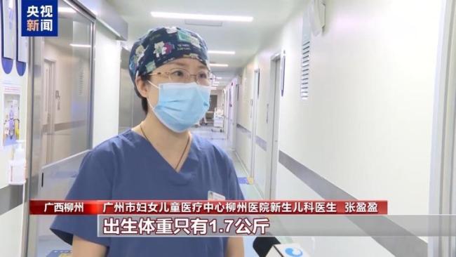 救护车遇堵 车辆45°角让出生命通道