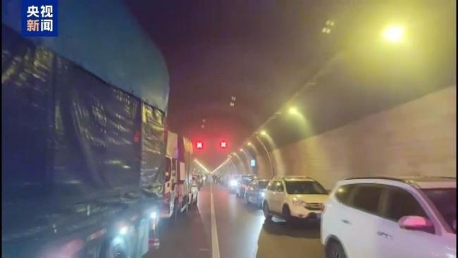 救护车遇堵 车辆45°角让出生命通道 司机自发礼让