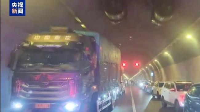 救护车遇堵 车辆45°角让出生命通道 司机自发礼让