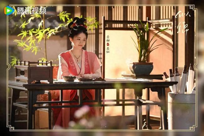 景甜夸张晚意的郁锦造型震慑全场