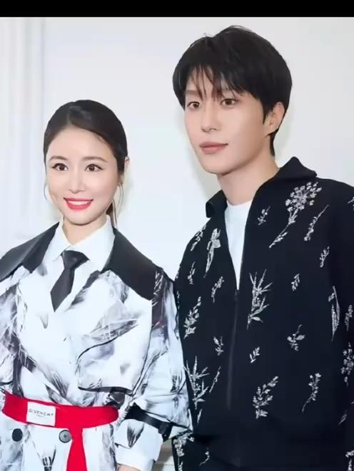 范丞丞章若楠巴黎街头合拍 偶遇成热搜彩蛋